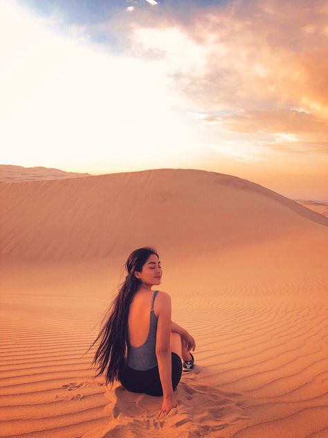 Desert Photo Ideas Instagram, Desert Inspo Pics, Namibia Photoshoot, Desert Pose Ideas, Sandboarding Outfit, Poses In Desert, Desert Girl Aesthetic, Huacachina Peru Outfits, Desert Pictures Ideas