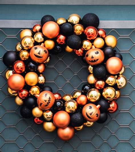 Halloween Wreath Ornaments, Small Halloween Wreath, Easy Diy Halloween Wreath, Fall Wreath Ideas Diy Easy, Halloween Ornament Wreath, Ornament Wreath Diy, Halloween Wreath Ideas, Halloween Door Wreaths, Halloween Ball