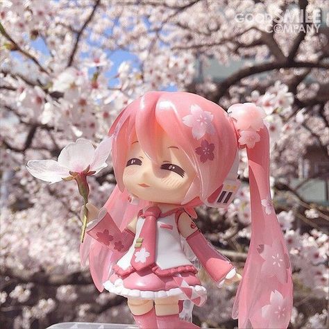 Sakura Miku, Miku Hatsune Vocaloid, The Language Of Flowers, Miku Vocaloid, To Try, Art Appliqué, Anime Figurines, Language Of Flowers, Outdoor Photos