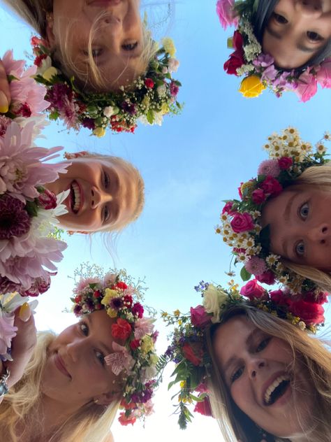 Mid Sommar Aesthetic, Garden Party Pictures, Midsummer Dinner Party, Midsummer Theme Party, Midsommar Themed Party, Mid Summer Nights Dream Party Theme, Midsummers Aesthetic, Midsummer Birthday Party, Summer Birthday Party Ideas Aesthetic