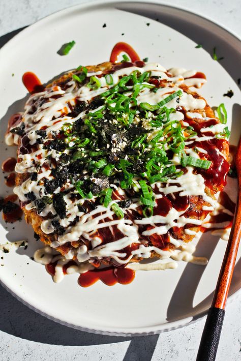 Vegan Okonomiyaki (Japanese Savory Pancake with Veggies) Vegan Bunny Chef, Vegan Okonomiyaki Recipe, Okonomiyaki Rezept, Vegetarian Japanese Food, Vegan Okonomiyaki, Vegetarian Japanese Curry, Vegan Japanese Curry, Gyoza Soup, Vegan Gyoza