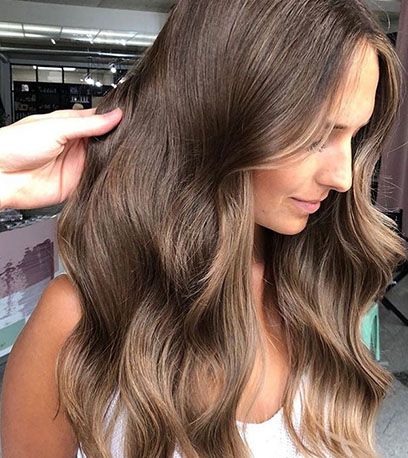 Chestnut Brown Hair Color Ideas & Formulas | Wella Professionals Chocolate Brown Hair Dye, For Shiny Hair, Hair Formulas, Hair Color Brown Chestnut, Brown Hair Trends, Golden Brown Hair Color, Natural Brown Hair, Chestnut Brown Color, Chestnut Brown Hair