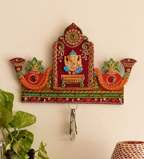 Place your keys on this key holder under the Clockful eyes of the Lord Ganesha who is sitting cross legged. The key holder has 5 hooks for your house, car, garage and other keys. The key knobs have been carefully designed to hold your keys. This key holder can be hung at any place in your house to keep keys secured and can also be used as a wall decoration piece. It serves as a great gift, especially around religious celebrations and festivities. Each Key Holder is diligently handcrafted by ... Diy Key Holder Ideas Creative, Key Holders For Wall, Kalash Decoration, Dhokra Art, 3d Murals, Desi Art, Key Holder Diy, Mural Art Design, Diy Mural