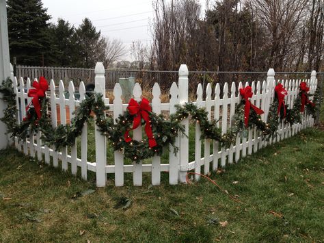 Picket Fence Wreath, Privacy Fence Christmas Decorations, Christmas Picket Fence Ideas, Fence Christmas Decorations, Picket Fence Christmas Decor, Christmas Fence Decorating Ideas, Fence Christmas Decor, Christmas Fence Decorations, Christmas Fence Decor