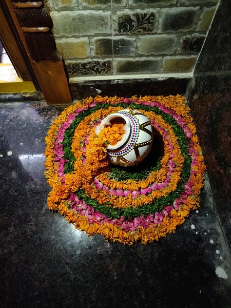 House Warming Rangoli Ideas, House Warming Rangoli Designs, Rangoli For House Warming, House Warming Rangoli, Traditional Housewarming Decorations, House Warming Decorations Indian, Arangetram Decor, House Warming Decor, Floral Rangoli