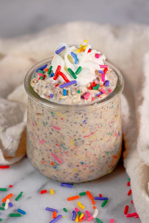 Birthday Cake Overnight Oats - Nutrition to Fit | Lindsey Janeiro - No Fuss, Healthy Recipes! Cake Batter Overnight Oats, Birthday Cake Overnight Oats, Overnight Oats Meal Prep, Oats Meal Prep, Are Overnight Oats Healthy, Oats Meal, Over Night Oats, Cake Overnight Oats, Cake Batter Protein