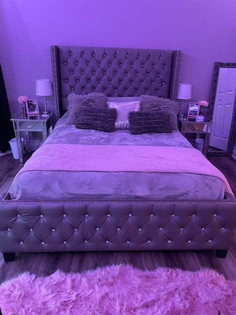 Cute Full Size Bed Ideas, Dark Grey And Pink Bedroom Ideas, Room Ideas Black Girls Ideas, Girly Room Ideas For Teens, Room Ideas Aesthetic Pink, Bedroom With Couch, Grey And Purple Bedroom, Futon Bedroom Ideas, Beds For Teens