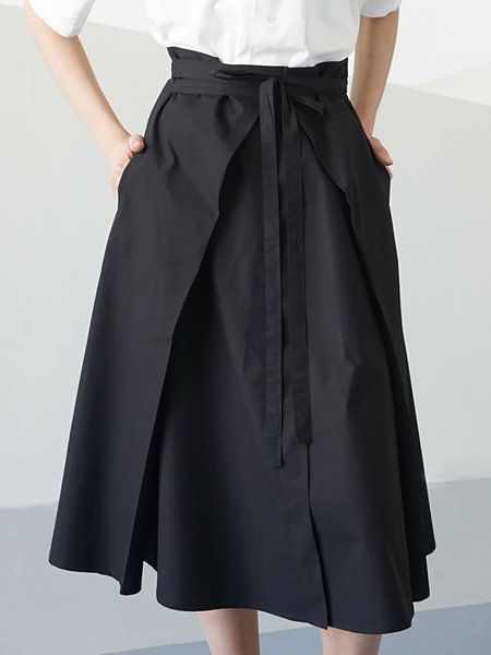 Black Cotton Midi Skirt with pockets and a belt from StyleWe. Simple and elegant. Belted Skirt Outfits, Midi Skirt With Belt, Maxi Skirt Tutorial, Rok Midi, Pattern Draping, Design Skirt, Belted Skirt, Midi Skirt Pattern, Midi Skirt Outfit