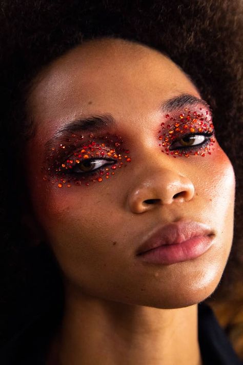 Euphoria Inspired Makeup Is Top NYFW Fall Beauty Trend Winter Make-up, Makeup Runway, Editorial Make-up, Dramatic Eye Makeup, New York Winter, Runway Makeup, Dramatic Eyes, Graphic Liner, Winter Makeup