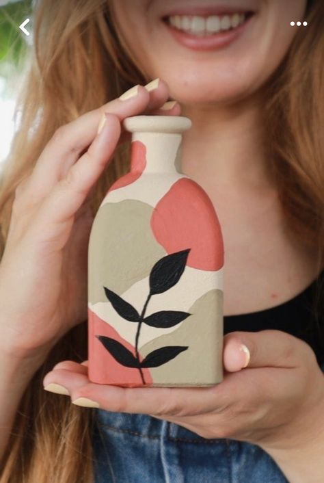 Aesthetic Vase Painting, Bottle Art Ideas Paint, Aesthetic Bottle Painting, Aesthetic Bottle Art, Vase Painting Ideas, Bottle Art Projects, Boho Art Painting, Diy Canvas Art Easy, Aesthetic Diy