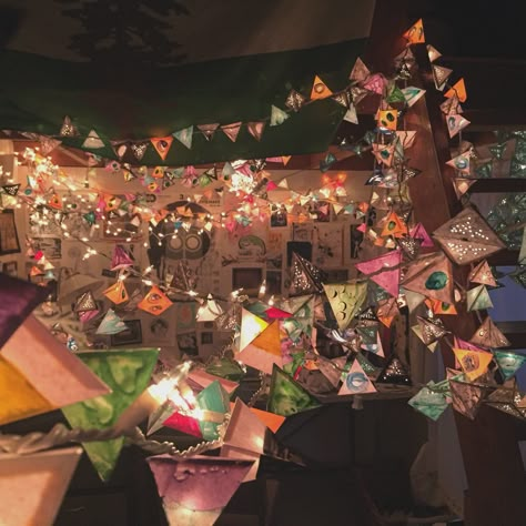 Paper Pyramid, Origami Light, Lantern Garland, Origami Lights, Garland Paper, Dorm Decoration, Lantern Design, Paper Light, Creative Stuff