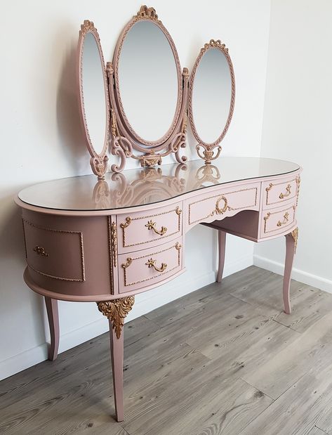 Dressing Table Decoration Ideas, Home Updates On A Budget, Vintage Style Vanity, Pink Dressing Table, Dressing Table Vintage, Antique Dressing Table, Decoration Things, Home Updates, Pink Vanity