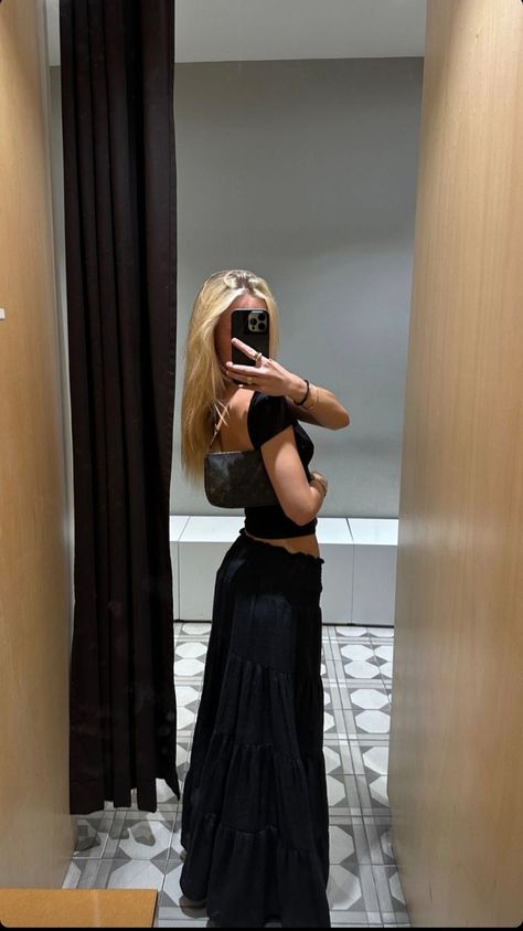 Black Flowy Top Outfit, Black Flowy Skirt Outfit Summer, Black Skirt Outfit Summer Aesthetic, Black Long Flowy Skirt Outfit, Summer Outfit Black Skirt, Black Maxi Skirt Outfit Spring, Long Flowy Skirt Outfit Summer, Black Maxi Skirt Aesthetic, Black Flowy Maxi Skirt Outfit