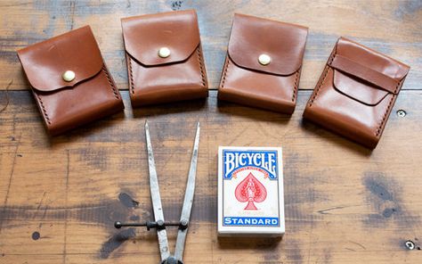 Diy Leather Gifts, Diy Playing Cards, Playing Card Case, Leather Working Projects, Leather Pouches, Playing Card Holder, Leather Craft Projects, Card Pouch, Leather Card Case