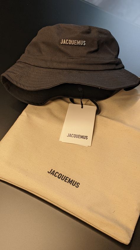 Jacquemus Hat Outfit, Jacquemus Bucket Hat, Jacquemus Hat, Bump Fashion, Bucket Hat Summer, Street Wear Outfits, Sunglasses Outfit, Luxury Hats, Branded Caps