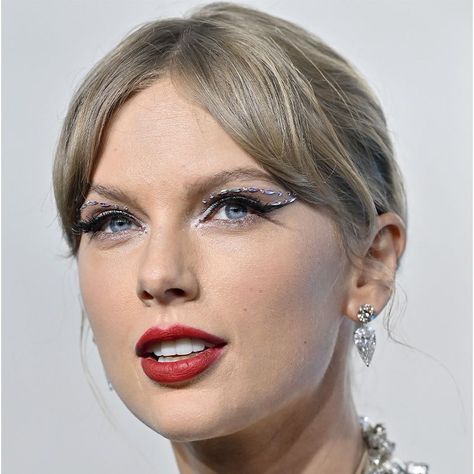 Taylor Swift Vmas 2022 Makeup, Taylor Swift Nails Inspired Bejeweled, Taylor Swift Cat Eye Makeup, Taylor Swift Cat Eye, Face Jewels Taylor Swift, Taylor Swift Glitter Makeup, Taylor Swift Vma 2022, Midnights Taylor Swift Makeup, Reputation Makeup Taylor Swift