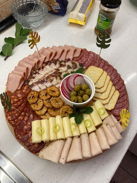 Sliced Meat Platter, Snack Plates Parties, Food Decoration Ideas Plate Meat, Ham Decoration Ideas, Brunch Meat, Cheese Plates Appetizer, Brunch Plate, Sausage Platter, Meat And Cheese Tray