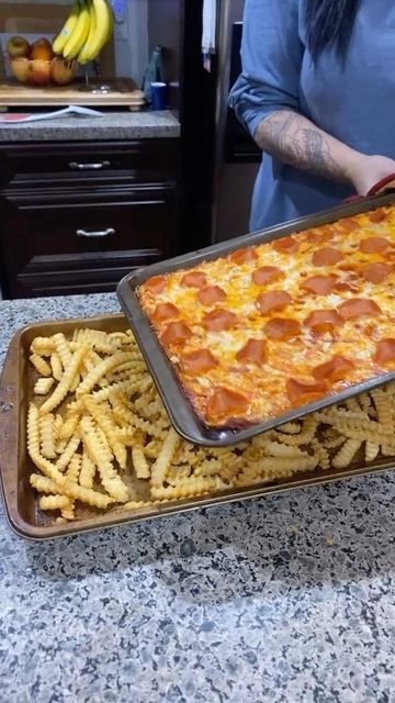 Foodporn ™ on Instagram: "It seemed like a terrible idea to begin with, but cheesy pepperoni poured over crinkle cut fries is absolute perfection! 🍟😬 Would ​you try it? 🤷🏽‍♂️ With taylorlutsiak/TT" Pizza Fries Recipe, Pizza Type Recipes, Crinkle Fries, Crinkle Cut Fries, Cheesy Appetizer, Pizza Fries, Frozen French Fries, Cheesy Potatoes, So Satisfying