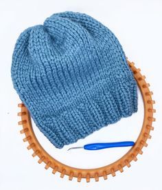 Loom Knit Hat With Brim, Loom Hats Easy, Looming Projects For Beginners, Loom Hats Patterns Free, Circle Loom Projects, Loom Knitting Patterns Free, Loom Knitting Patterns Hat, Loom Knitting For Beginners, Sock Loom