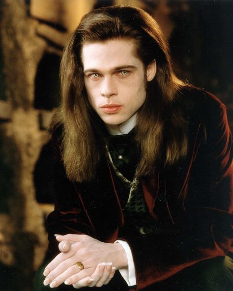 Vampires Brad Pitt Interview, Creepy Clothes, Lestat And Louis, Vampire Horror, Thelma And Louise, Vampire Film, Vampire Pictures, Hot Vampires, The Vampire Chronicles