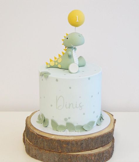 Amor à Colher | Cake Design on Instagram: “RAWR 🦖” Dino Birthday Cake, Boys 1st Birthday Cake, Baby Boy Birthday Cake, Dino Cake, Baby First Birthday Cake, Mini Torte, Dinosaur Birthday Cakes, Baby Boy 1st Birthday Party, 1st Birthday Cakes