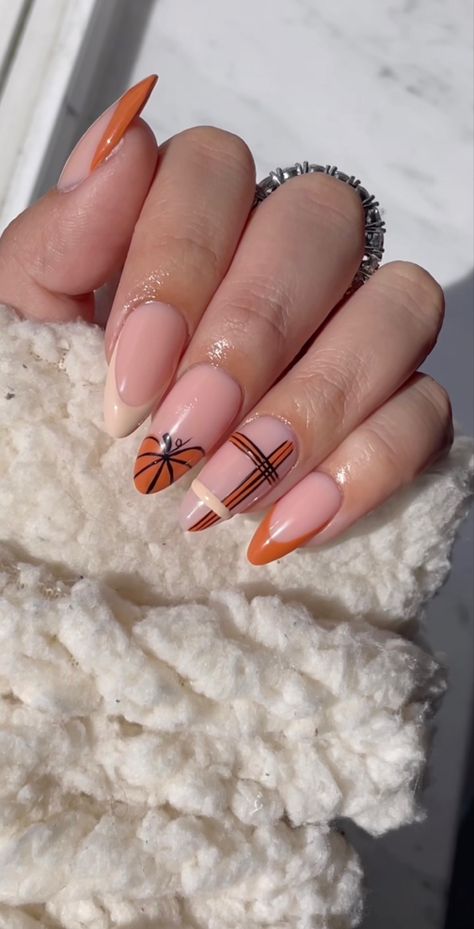 Fall Vibes Nails, Nail Art Halloween, Halloween Acrylic, Gel Paint, Simple Fall Nails, Halloween Acrylic Nails, Cute Halloween Nails, Fall Gel Nails, Medium Almond