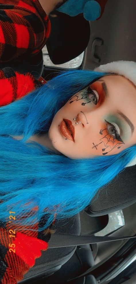 Goth emo grunge alt graphic liner makeup eyeshadow Egirl Christmas Makeup, Goth Christmas Makeup Looks, Alternative Christmas Makeup, Dark Christmas Makeup, Emo Christmas Makeup, Gothic Christmas Makeup, Christmas Goth Makeup, Alt Christmas Makeup, Goth Christmas Makeup