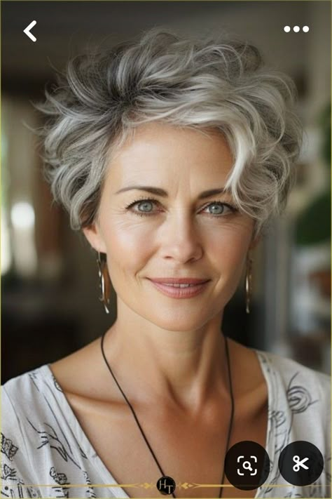 Short Wavy Layered Bob, Short Curly Grey Hair, Bob Riccio, Haircut Gray Hair, Short Curly Hairstyles For Women, Short Wavy Haircuts, Gray Hair Pixie Cuts, Short White Hair, Grey Curly Hair