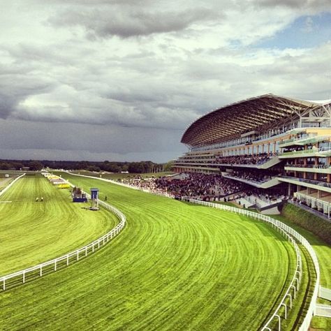 Ascot Racecourse - Horse Racing Horse Race Aesthetic Vintage, Horse Racing Aesthetic Old Money, Ascot Aesthetic, Horse Race Aesthetic, Horse Racing Aesthetic, Horse Race Track, Luxury Horse Barns, Berkshire England, Horse Racing Track