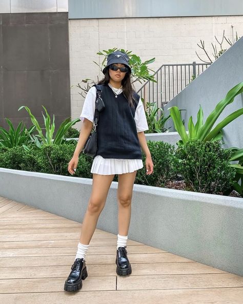 Tennis Skirt Street Style, Outfits With Tennis Skirts, Tennis Skirt Outfit Summer, Tennis Skirt Outfit Street Style, Black Tennis Skirt Outfit, White Tennis Skirt Outfit, Tennis Skirt Outfits, Tennis Skirt Black, Skirt Outfits Aesthetic