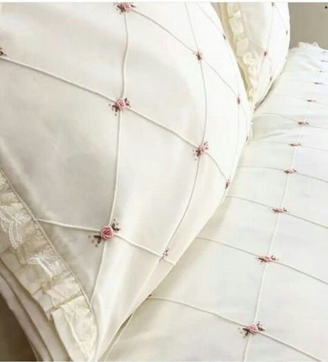 Crochet Bedsheets, Bed Cover Design, Designer Bed Sheets, Cushion Embroidery, Simple Hand Embroidery Patterns, Embroidered Bedding, Yarn Flowers, Handmade Embroidery Designs, Pola Sulam