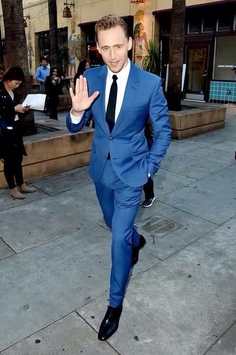 Tom hiddleston Cobalt Blue Suit, Terno Slim Fit, Avengers Black Widow, Beach Wedding Suits, Black Oxford Shoes, Most Stylish Men, Blue Suit Men, Crimson Peak, Wedding Suits Groom