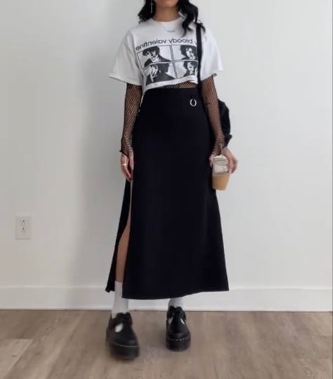 Long Skirt Band Tee Outfits, Long Black Skirt Alternative Outfit, Midi Skirt Alternative Outfit, Alternative Workout Clothes, Summer Outfit Alternative, Black Tube Skirt Outfit, Clothing Styles Edgy, Long Skirt Goth Outfit, Mesh Undershirt Outfit