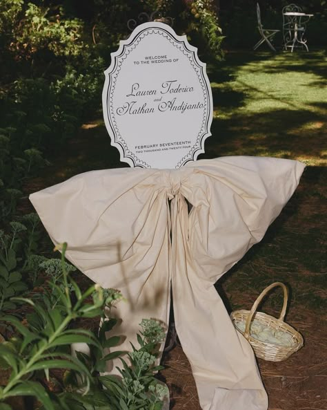 Wedding • Instagram Bow Wedding Decoration, Elegant Vintage Wedding Ideas, Artistic Wedding Decor, Wedding Ceremony Details, Elegant Vintage Wedding, French Country Wedding, Swan Wedding, Vintage Wedding Decor, Vintage Garden Parties