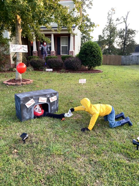 Horror Trunk Or Treat Ideas, Halloween Decorations Horror Movies, Georgie It, Outdoor Decorations Halloween, Pennywise Halloween, Horror Themed Party, Halloween Decorations Outdoor, Halloween Party Table, Scary Halloween Decorations Outdoor