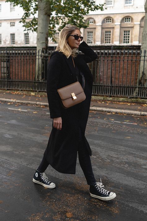 Black wool coat, black skinny jeans, camel Celine Classic bag, Black Converse Chuck 70 trainers. All black outfit. Chucks Outfit, Converse Haute, Black Coat Outfit, High Tops Outfit, Emma Hill, 70 Outfits, Converse Outfits, Black High Top Converse, Mode Tips