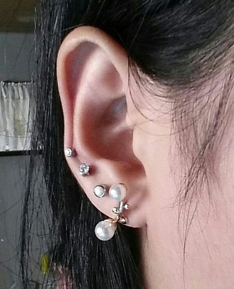 Double pearl. Quadruple earlobe piercing. 4 Ear Lobe Piercings, Three Ear Piercings Lobe, Lobe Piercings Ideas, Ear Piercings Lobe, Piercings Lobe, Three Ear Piercings, Piercing Accessories, Piercings Ideas, Ear Lobe Piercings