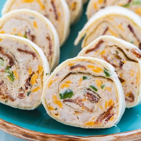 Chicken, Bacon and Cheddar Pinwheels make a super easy appetizer. Chicken Bacon Ranch Pinwheels, Roast Beef Pinwheels, Recipes With Shredded Chicken, Bacon Ranch Pinwheels, Ranch Pinwheels, Super Easy Appetizers, Easy Picnic Food, Chicken Pinwheels, Spicy Southern Kitchen