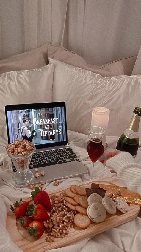 Stay At Home Date Aesthetic, Self Care Date Night Ideas, Solo Night In, Solo Dating Aesthetic, Date Yourself Aesthetic, Home Date Aesthetic, Solo Dinner Date, Date Night Setup, Aesthetic Dates