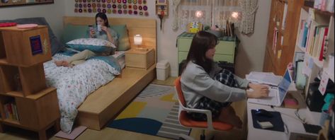 Kdrama Room Ideas, Korean Hostel Room, Kpop Dorm Layout Shifting, Kdrama Bedroom Ideas, Kdrama Room Decor, Kdrama Room, Korea Bedroom, Kpop Dorm, Feminine Apartment