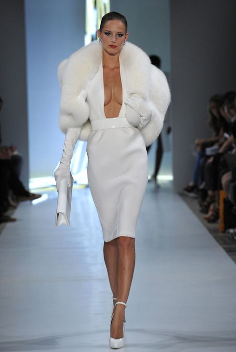 Alexandre Vauthier. White. Werk. Mode Glamour, Alexandre Vauthier, Ținută Casual, Elegantes Outfit, Fur Fashion, Mode Vintage, White Outfits, Mode Inspiration, White Fashion