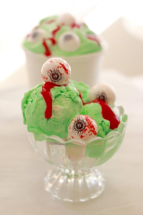 Homemade Halloween Ice Cream Flavors to Die for… Spooky Carnival, Bubblegum Ice Cream, Fall Ice Cream, Carnival Halloween Party, Eye Scream, Halloween Ice Cream, Ice Cream Sundae Bar, Bigger Bolder Baking, Sundae Bar