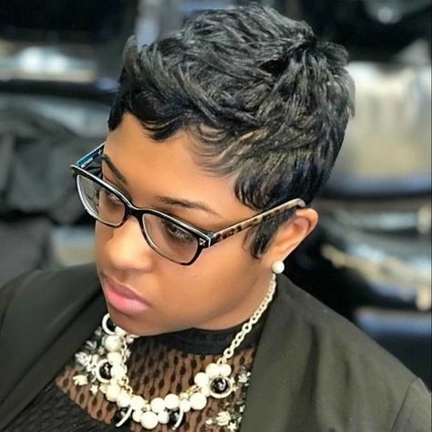 Black Women Short Hairstyles, Black Hair Short Cuts, Short Black Hair, Short Hair Pixie Cuts, Short Sassy Hair, Braut Make-up, Sassy Hair, Short Black Hairstyles, Penteado Cabelo Curto