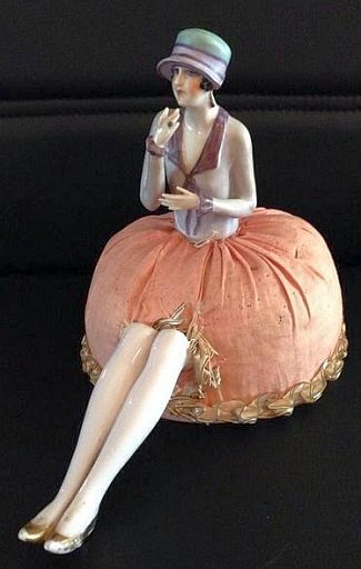 Beautiful Flapper Half Doll With Legs -Pincushion. Cushion Ideas, Make A Pillow, Dolls Art, Sewing Cushions, Vintage Sewing Notions, Half Dolls, Pin Doll, Sewing Pillows, Sewing Items