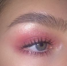 Cute Makeup Ideas, Light Pink Eyeshadow, Pink Glitter Makeup, Pink Eye Makeup Looks, Gold Eye Makeup Tutorial, Glossy Eyeshadow, Alien Makeup, Pink Eyeshadow Look, Makeup Brushes Guide