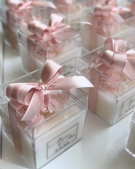 Candles wedding favors 🌸 Party Favors Candles, Elegant Party Favors, Candle Giveaway, Candle Party Favors, Candles Wedding, Candle Wedding Favors, Candle Packaging, Candle Favors, 50th Wedding Anniversary