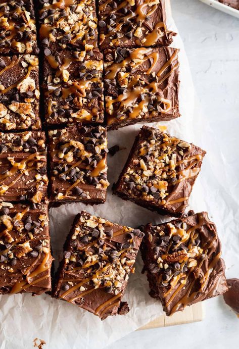 Turtle Pecan Brownies, Poke Brownies, Blondies Recipes, Healthy Protein Desserts, Decorated Brownies, Brownie Bites Recipe, Turtle Brownies, Easter Desserts Recipes, Brownie Toppings