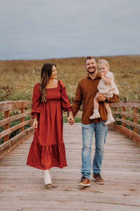 Fall 2023 outfit ideas for family photos Plus Size Family Photo Outfits Fall, Fall Themed Family Photo Shoot, Family Of 3 Fall Photos, Outfit Ideas For Family Photos, Ideas For Family Photos, Family Photos Fall, Fall Photoshoot Family, Fall Family Photoshoot, Photographer Poses