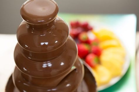 Chocolate Fountain Recipes & Ideas Chocolate Fountain Bar, Pizza Raclette, Chocolate Fountain Recipes, Chocolate Fondue Fountain, Chocolate Fondue Recipe, Fondue Fountain, City Chicken, Chocolate Fountain, Fondue Recipes