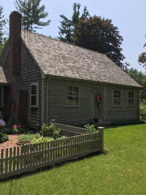 Colonial Gardens Early American, Early American Homes Exterior, Colonial Fence, Small Colonial, Primitive Houses, Early American Homes, Colonial Garden, Colonial House Exteriors, Colonial Blue